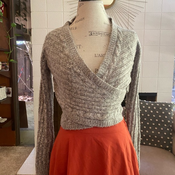 Modcloth Sweaters - Modcloth criss cross knit cropped v-neck sweater